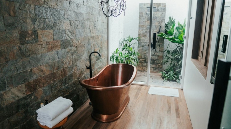 Популярные тренды оформления ванной комнаты в 2024 году: советы дизайнеров по созданию современного интерьера и выбору материалов для ванной